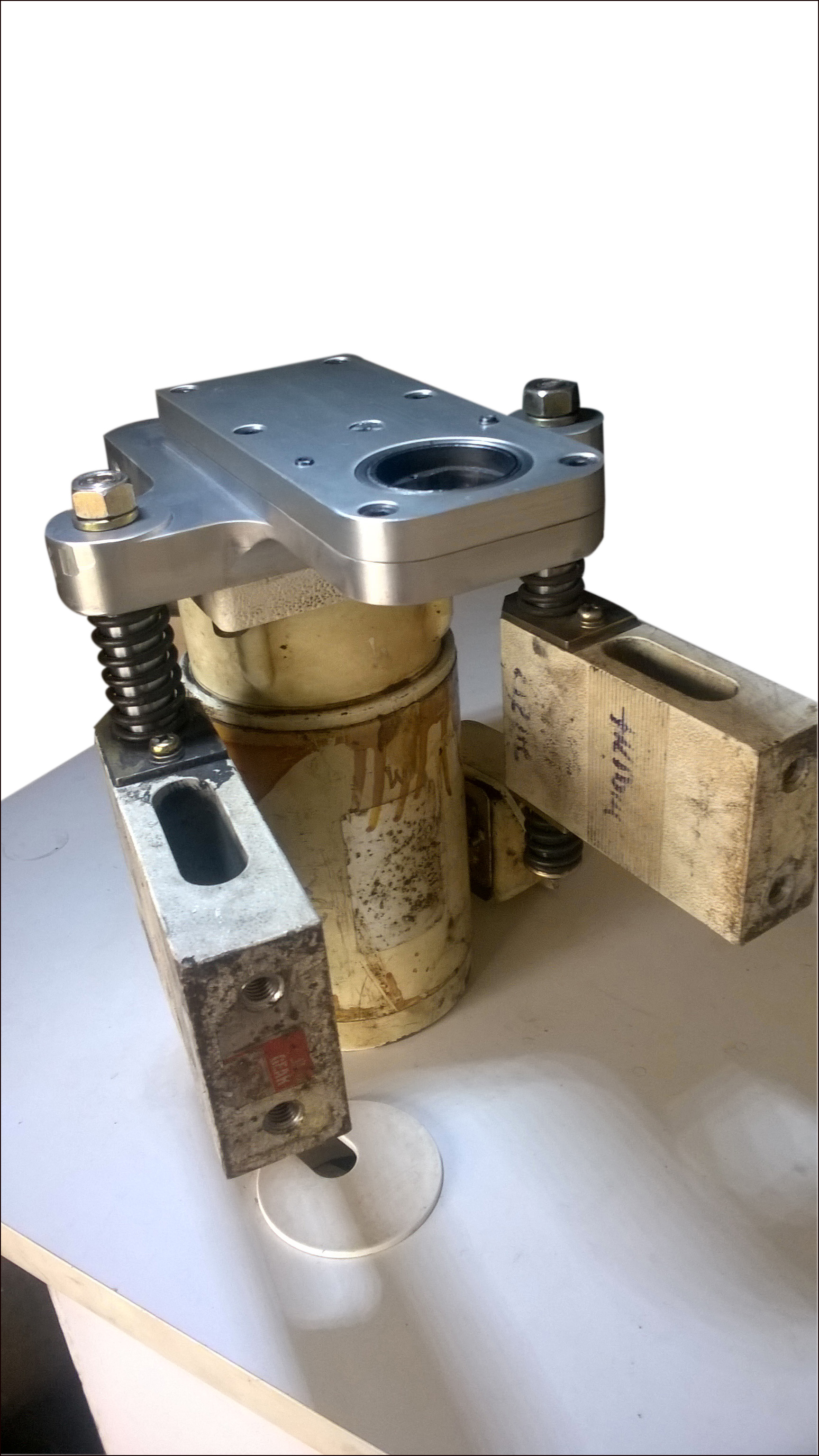 Gear box for nozzle sharpening of welding robot